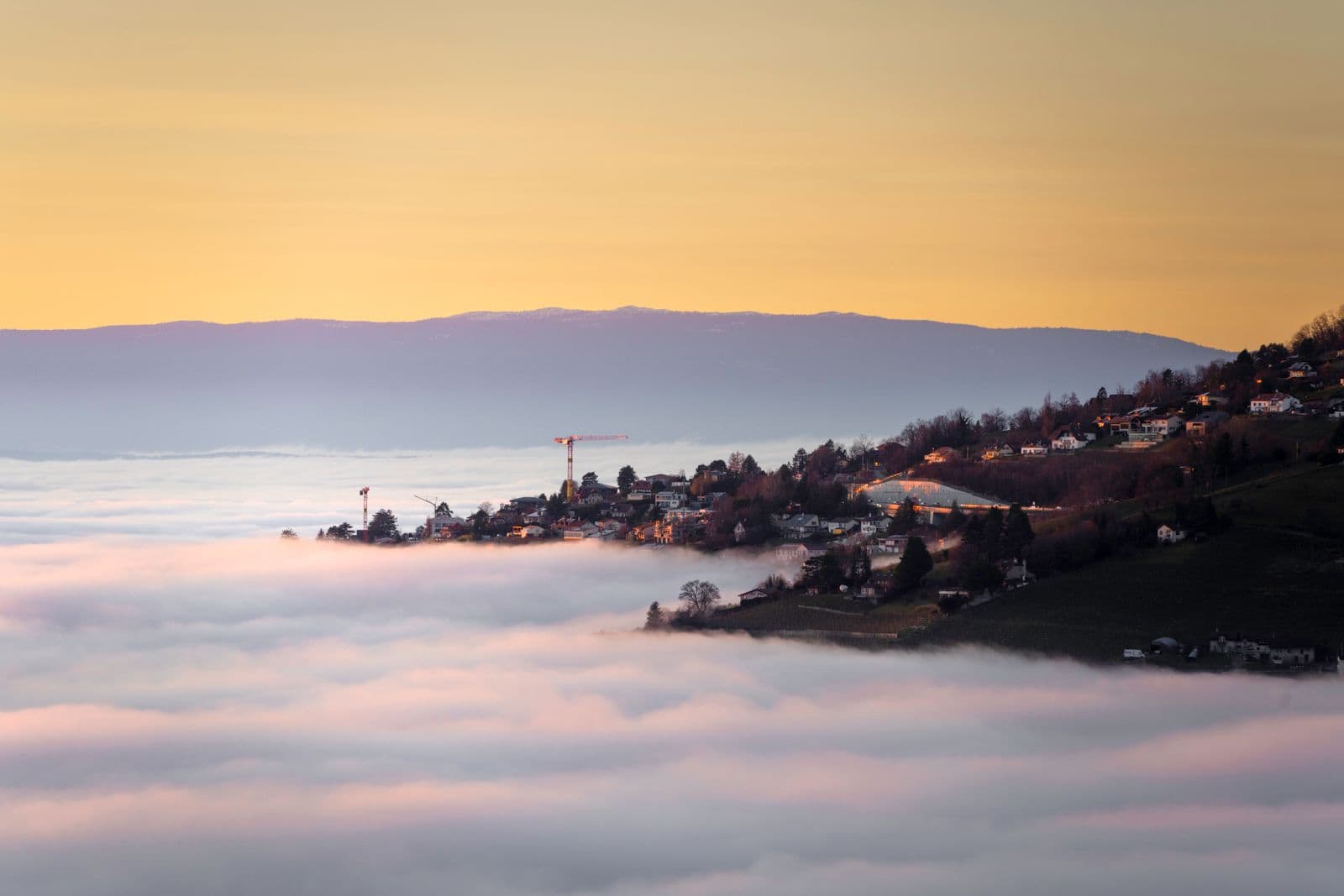 Coucher de soleil doré sur Lausanne dans la brume