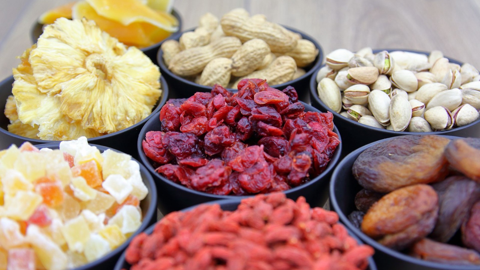 Tropical dry-food storage unit with active dehumidification