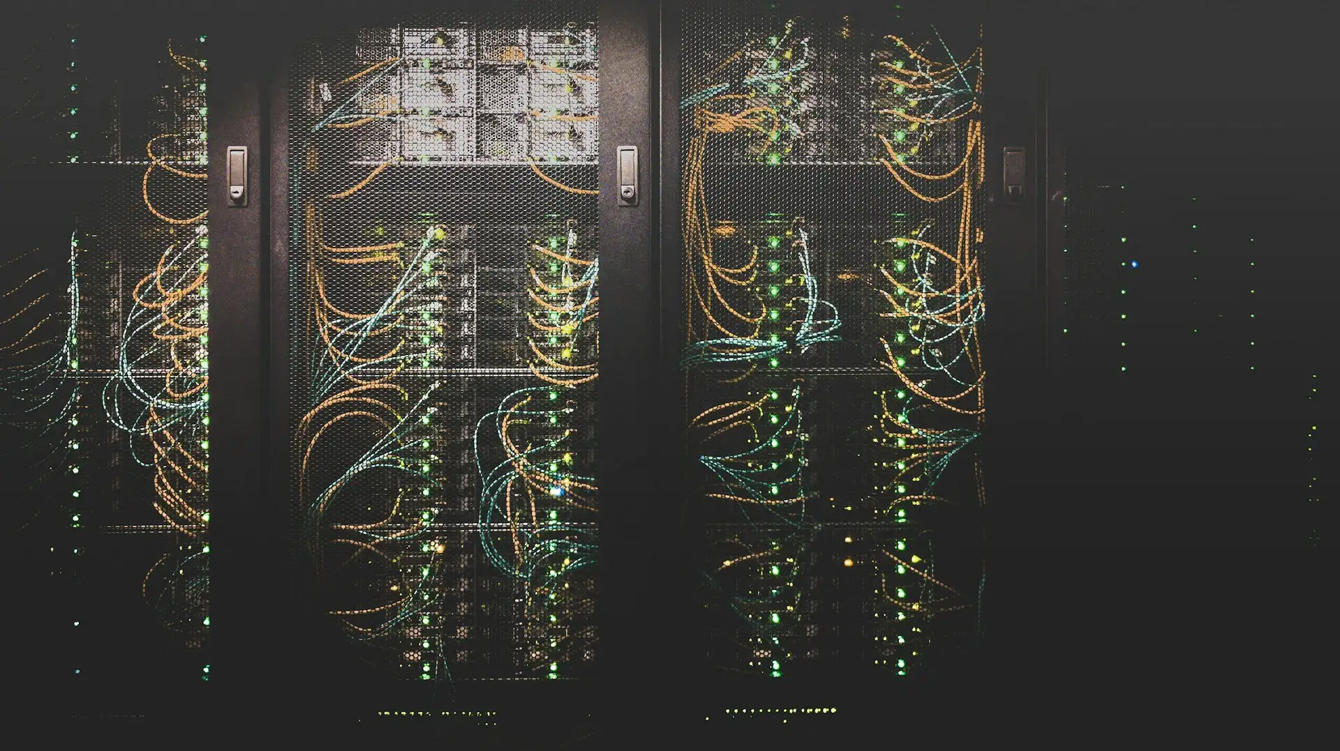 Serverschränke in einem Rechenzentrum