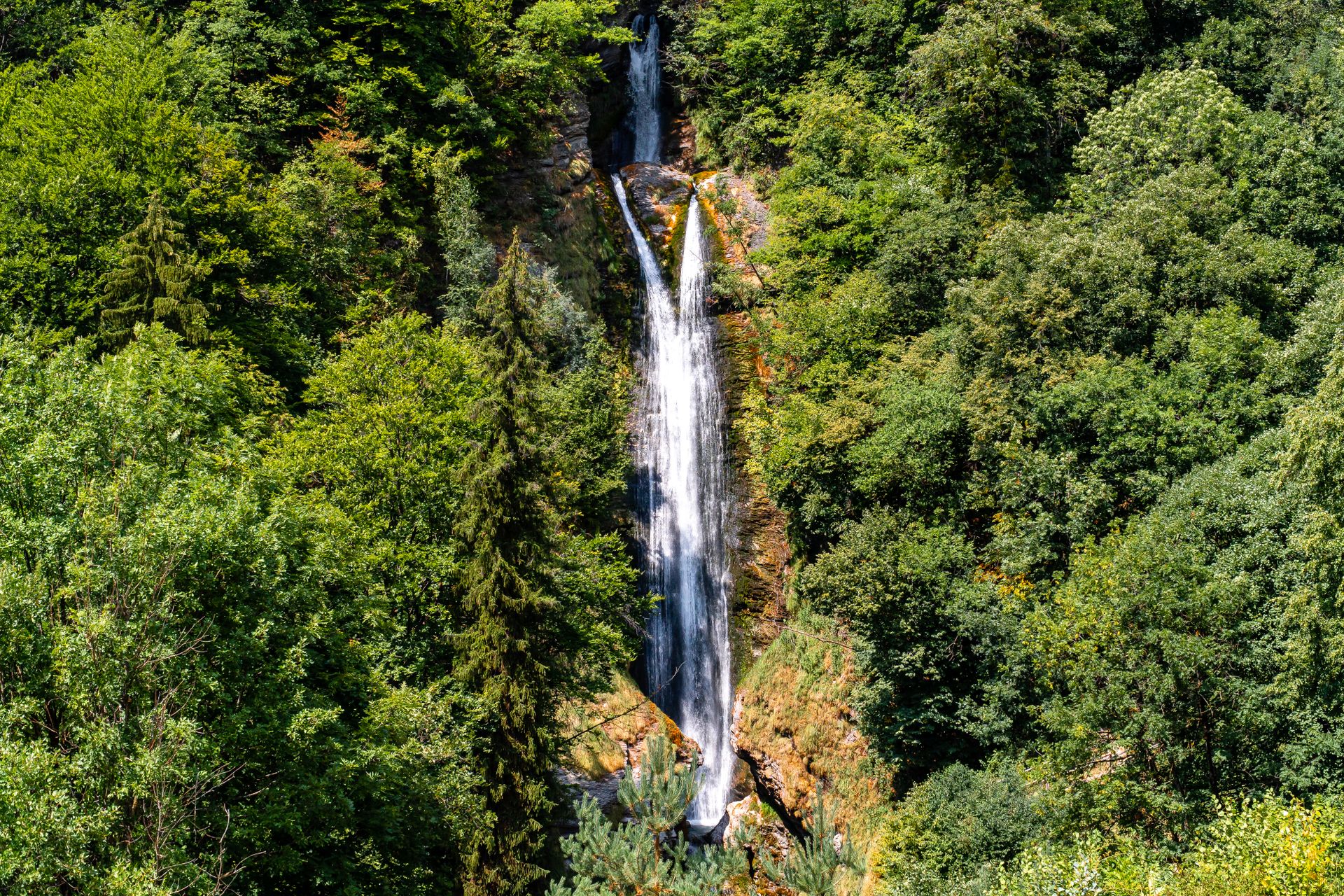 Y-förmiger Wasserfall, zwei zusammenlaufende Ströme